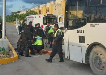 Choque de autobús con mototaxis deja a 3 personas graves en Playa del Carmen