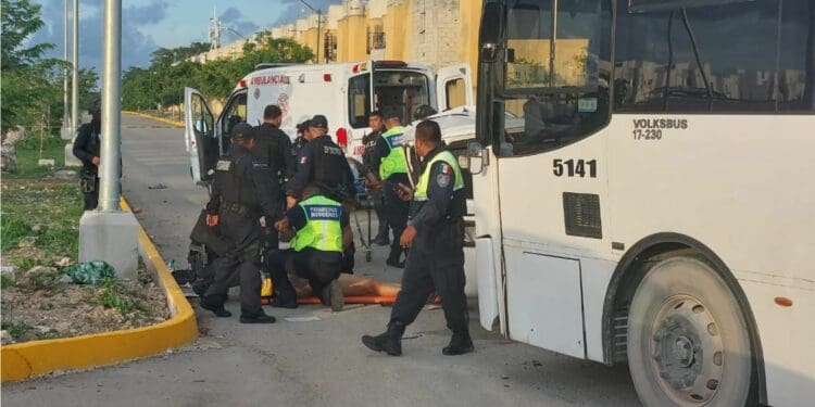 Choque de autobús con mototaxis deja a 3 personas graves en Playa del Carmen