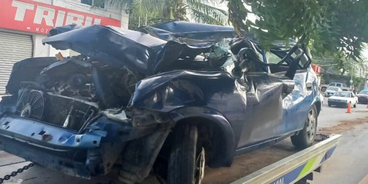 Fuerte accidente entre dos automóviles y un tráiler en la avenida 115 de Playa del Carmen; hay tres lesionados