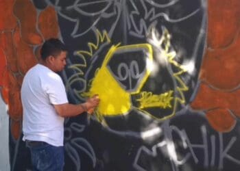 Pintan mural en honor a “La Chikis”, perrita del panteón de Playa del Carmen