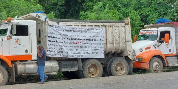 Protestan volqueteros con caravana en Playa del Carmen por contrataciones para el Tren Maya