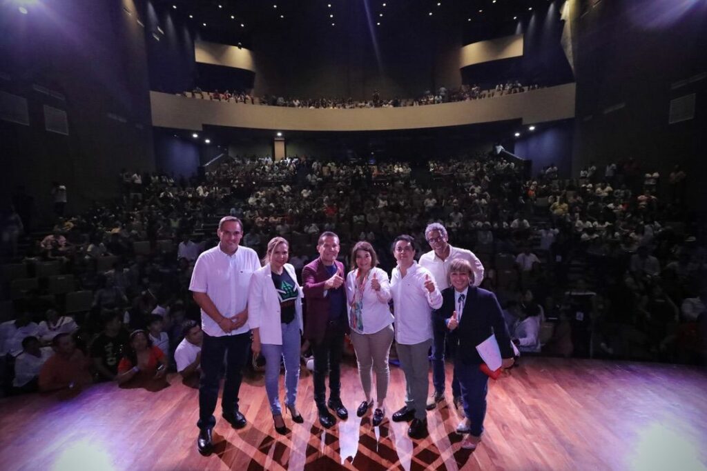 Jóvenes escuchan conferencia de voz de César Chávez