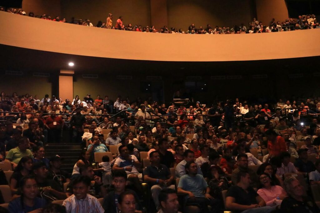 Jóvenes escuchan conferencia de voz de César Chávez