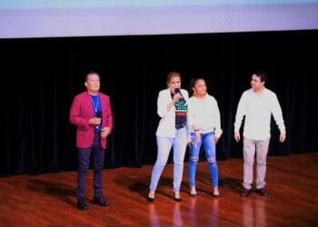 Jóvenes escuchan conferencia de voz de César Chávez 