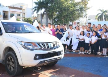 Lili Campos dota de uniformes a 33 mil niños y niñas de Solidaridad 