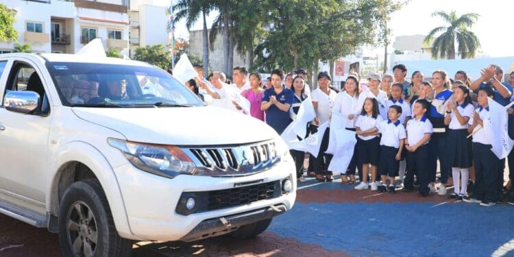 Lili Campos dota de uniformes a 33 mil niños y niñas de Solidaridad