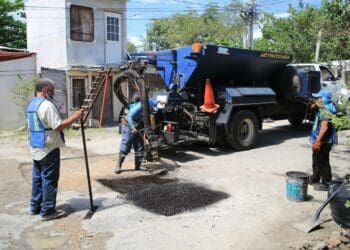 Con más bacheo renuevan calles de Solidaridad 