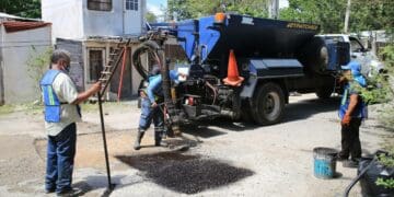 Con más bacheo renuevan calles de Solidaridad 
