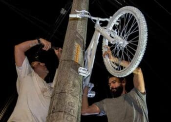 Colocan bicicleta blanca para rendir homenaje a mujer atropellada en Playa del Carmen