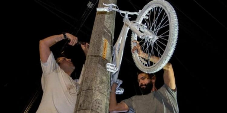 Colocan bicicleta blanca para rendir homenaje a mujer atropellada en Playa del Carmen