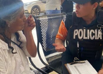 Elementos del GEAVIG Solidaridad apoyan a mujer de 75 años a localizar a sus familiares; vino de visita desde Veracruz