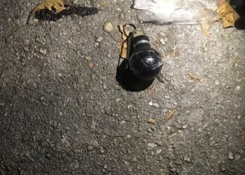 Policías aseguran granada casera en la Colosio; no detona