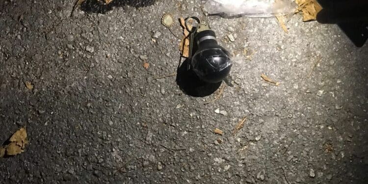 Policías aseguran granada casera en la Colosio; no detona