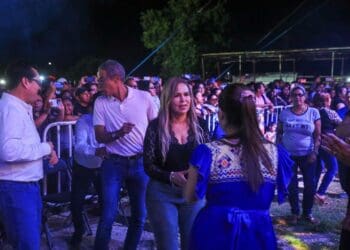 Ofrecen exitoso baile navideño a las y los solidarenses  