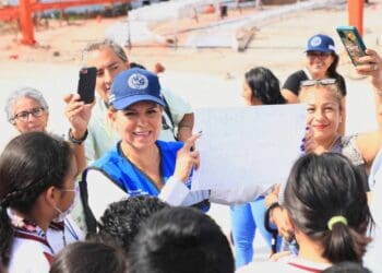 Lili Campos le cumple a estudiantes solidarenses