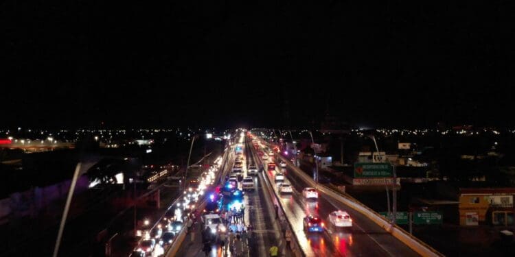 Lili Campos renueva la iluminación en puente a desnivel 