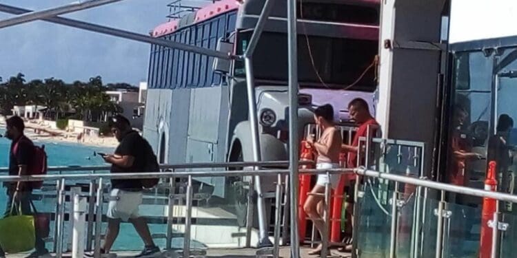 Ayuntamiento ya solicitó que se retire el camión de Xcaret de la terminal marítima de Playa del Carmen