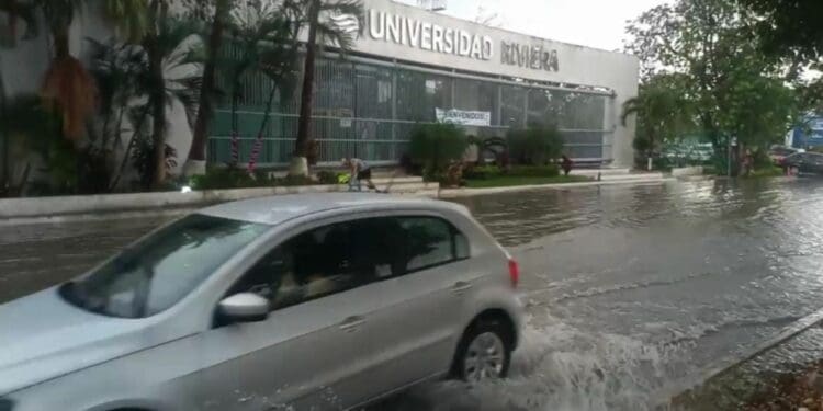 Frente frío 27 genera lluvias e inundaciones en Playa del Carmen