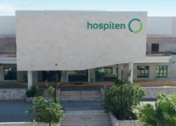 Madre exige justicia por presunto caso de negligencia en Hospiten Riviera Maya; lleva años sin resolverse