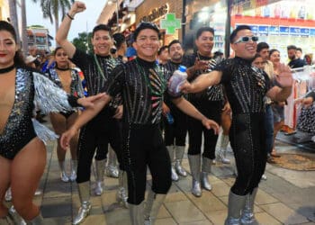 Carnaval mantiene a tope a los restaurantes de la Quinta Avenida de Playa del Carmen