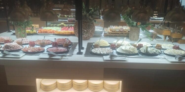 Carnaval mantiene a tope a los restaurantes de la Quinta Avenida de Playa del Carmen