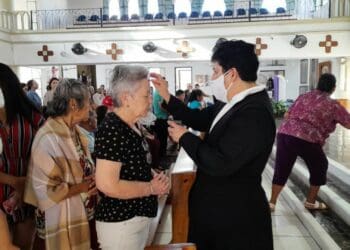 Católicos acuden a las iglesias de Playa del Carmen en busca de la ceniza