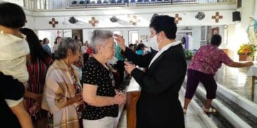 Católicos acuden a las iglesias de Playa del Carmen en busca de la ceniza