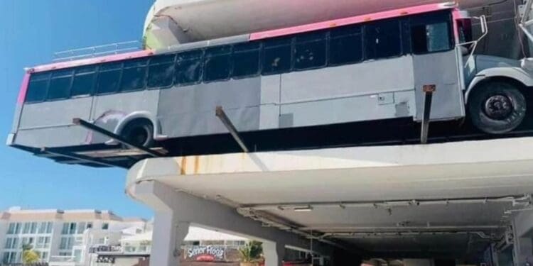 Denuncian autoridades que terminal marítima se ha negado a remover camión puesto por Xcaret