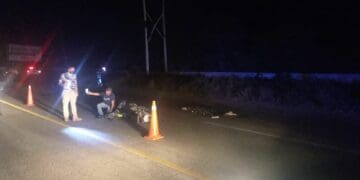 Vehículo ‘fantasma’ embiste y mata a motociclista en carretera federal