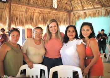 Reconoce Lili Campos a mujeres de Puerto Aventuras