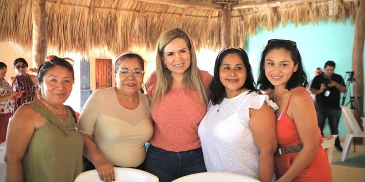 Reconoce Lili Campos a mujeres de Puerto Aventuras