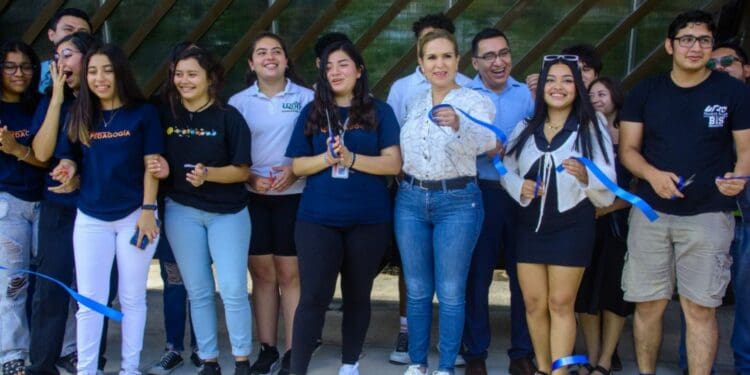 Inaugura Lili Campos paradero para estudiantes