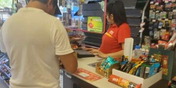 Anaqueles con cigarrillos siguen tapados en tiendas Oxxo
