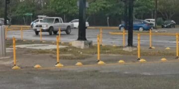 Balizas que se colocaron en varias partes de Playa del Carmen serán retiradas
