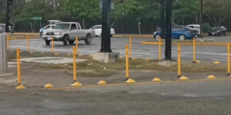 Balizas que se colocaron en varias partes de Playa del Carmen serán retiradas