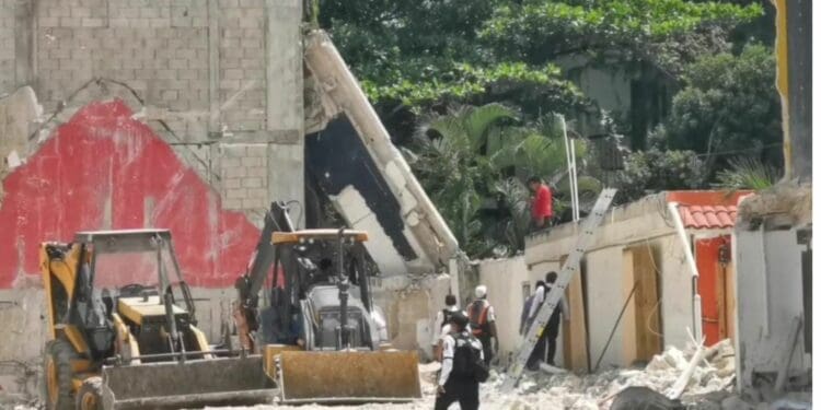 Colapso de una barda asustó a turistas en la Quinta Avenida de Playa del Carmen