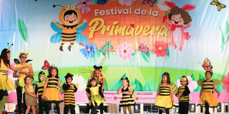 Con desfile y festival reciben la primavera