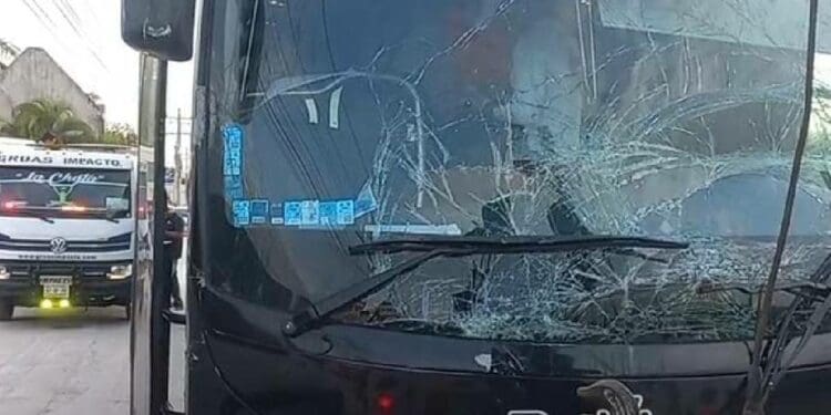 Deja cuantiosos daños materiales carambola en el bulevar Playa del Carmen