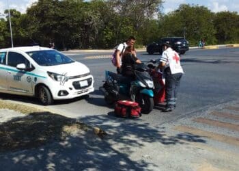 Derriba taxi a motociclista tras corte de circulación en Playa del Carmen