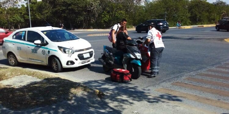 Derriba taxi a motociclista tras corte de circulación en Playa del Carmen