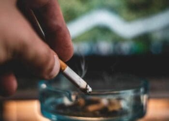 Empresarios siguen tramitando amparos contra la ley antitabaco en Playa del Carmen