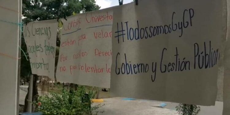Estudiantes de la UQROO en Playa del Carmen se suman a protestas por cierre de carreras
