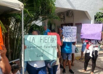 Exigen vecinos de comunidades rurales de Solidaridad servicio eléctrico y pavimentación de vialidades 