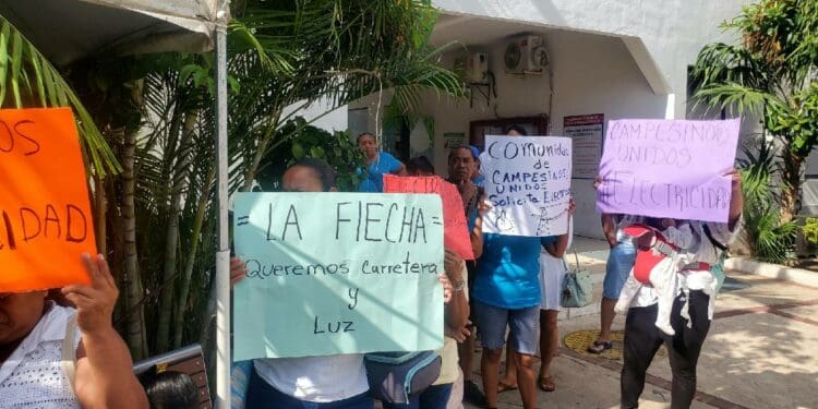 Exigen vecinos de comunidades rurales de Solidaridad servicio eléctrico y pavimentación de vialidades