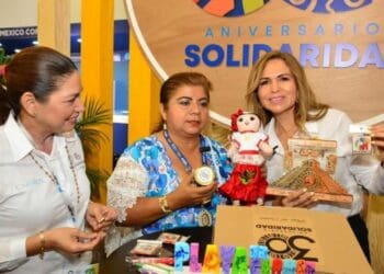 Lili Campos intensifica reuniones productivas en feria turística