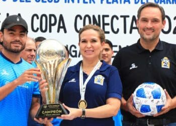 Lili Campos invita a tomarte la foto con la “Copa Conecta”