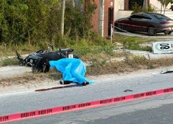 Muere motociclista tras chocar contra cartel en Playa del Carmen