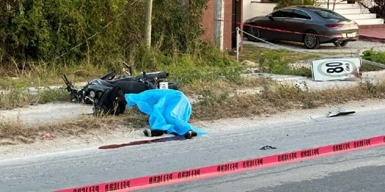 Muere motociclista tras chocar contra cartel en Playa del Carmen