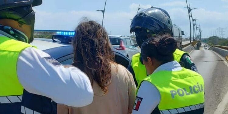 Mujer trata de lanzarse desde un puente en Playa del Carmen