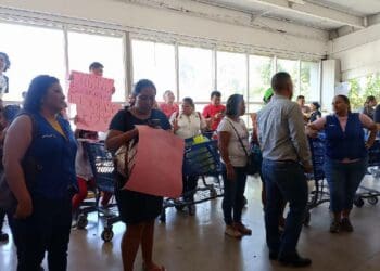 Protestan trabajadores de Walmart, en Playa del Carmen; exigen pago de bono y horas extras